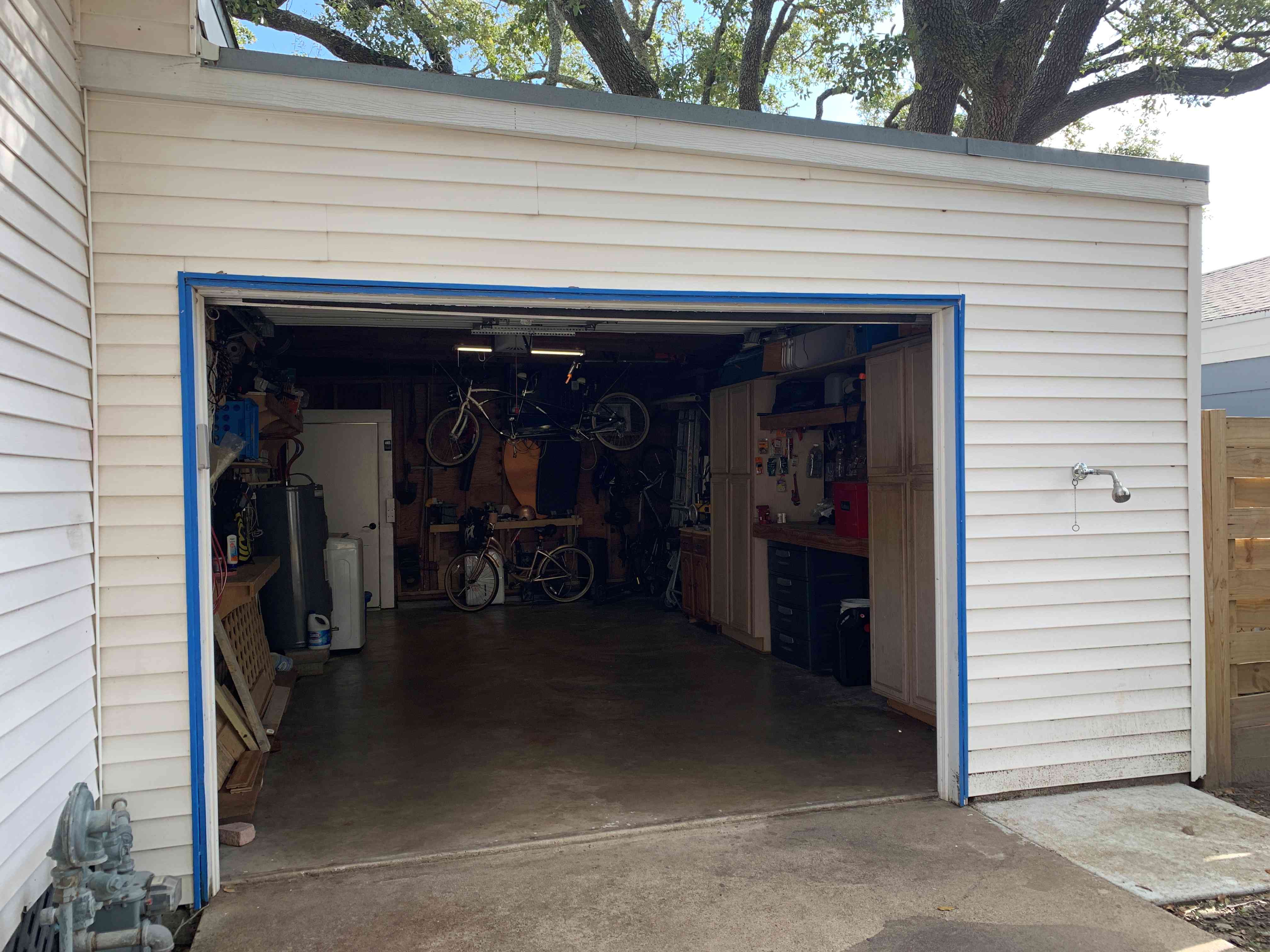 One car garage - outdoor shower to clean sand off your feet